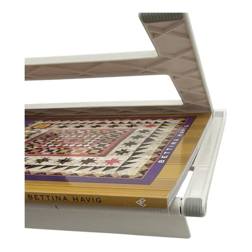 Classic English Medallion Style Quilts‎ by Bettina Havig Signed